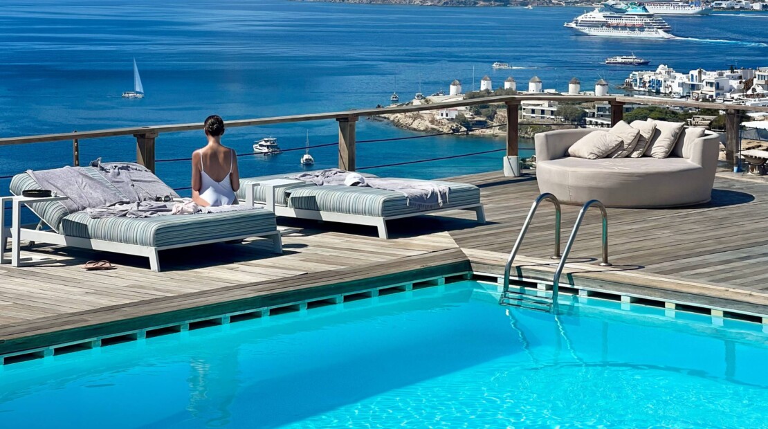 Ovelooking Mykonos town